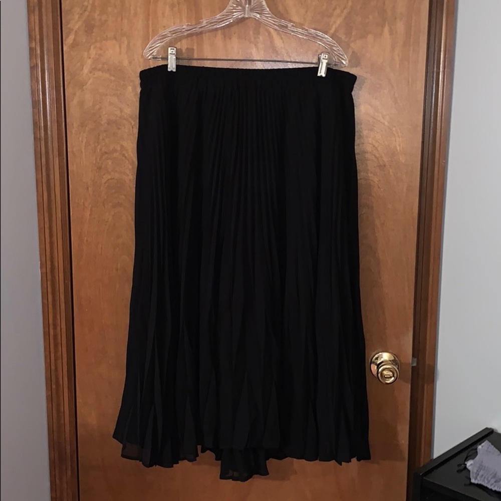 Black pleated skirt